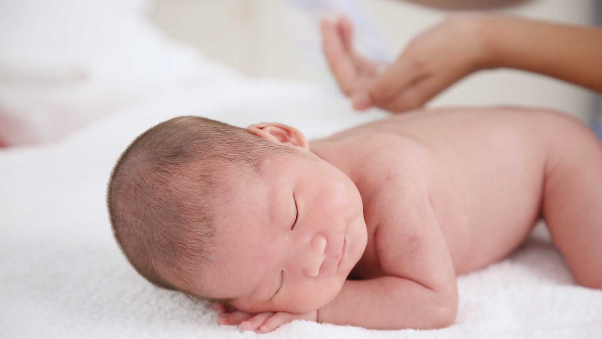 宝宝一般几个月学会一些简单动作,聪明宝宝从早教开始