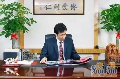 澳门地产富豪如今登上国庆观礼台