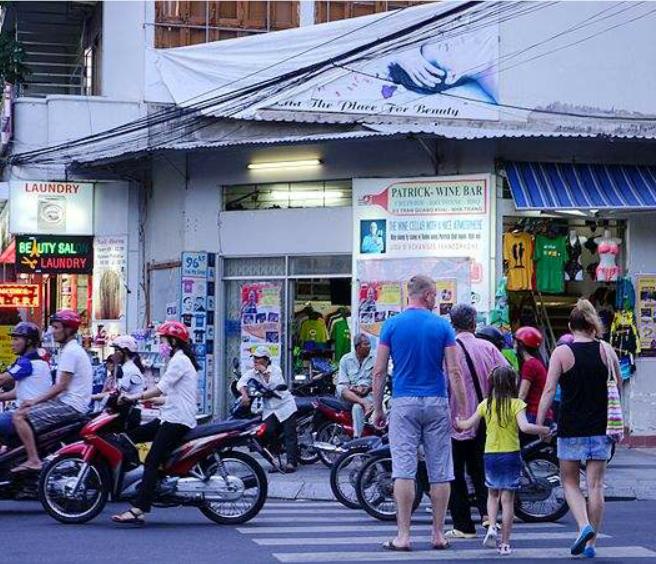 这个国家没有什么公共交通，全国都是摩托车，几乎人手一辆