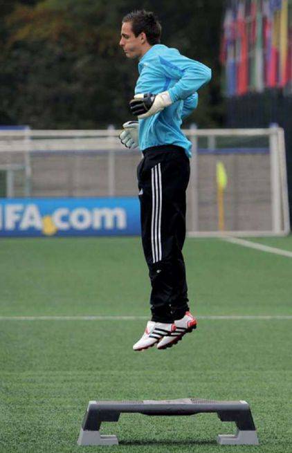 门将训练腰腹核心力量的方法,门将手指力量训练健身房