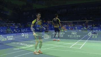 高远球避免杀球,高远球发球防止被杀