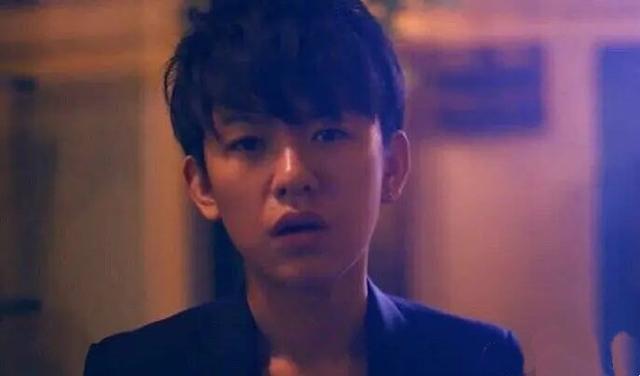 承认割双眼皮后，她又坦白自己是双性恋，与前女友的恋情浮出水面