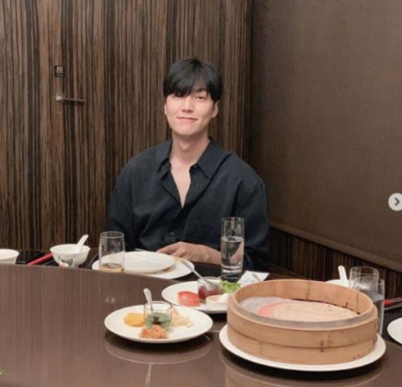 中国美食在韩国受欢迎,李敏镐吃小吃