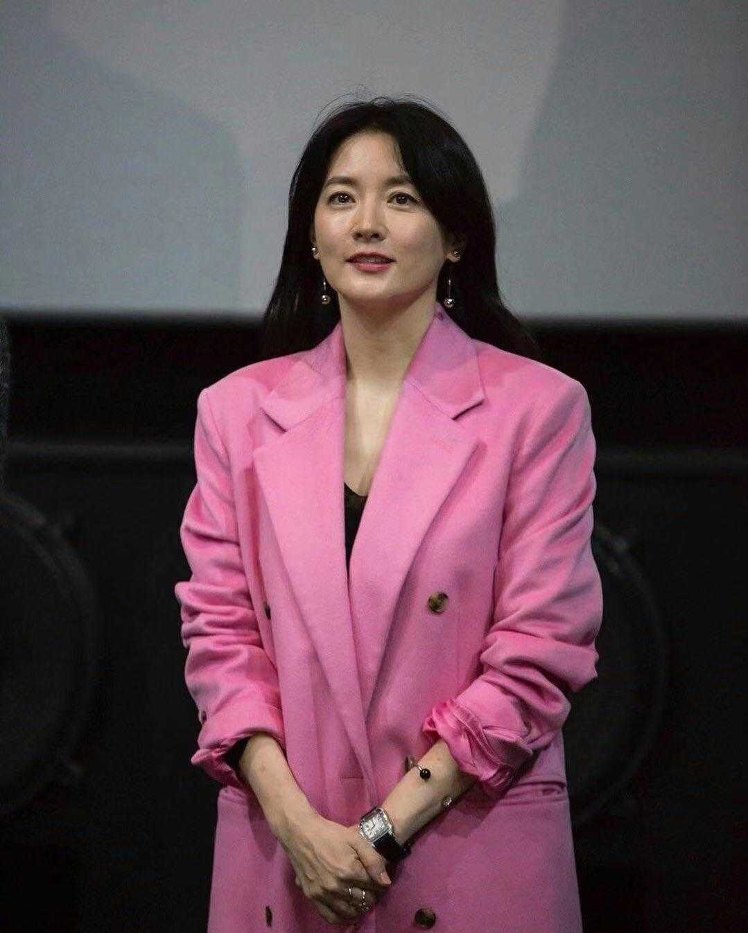 李英爱出街短发,韩国女星李英爱出席活动穿搭