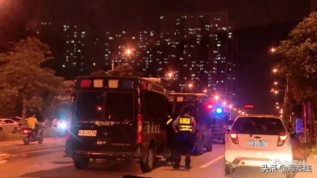 一群黑衣人夜闯民宅,黑衣人闯进小区