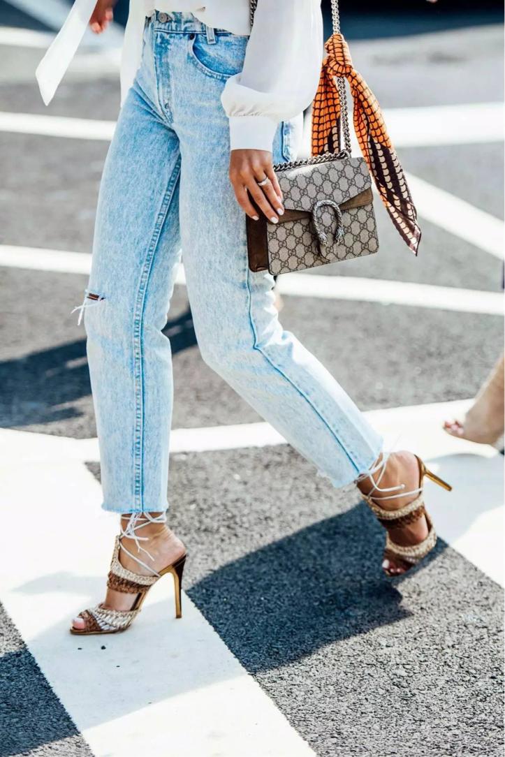 一条丝巾玩转十种时髦系法,拿走不谢丝巾的五大最时尚系法