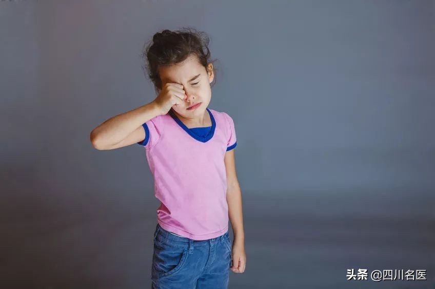 八岁男童眼球瞬间被融化,孩子眼球被融化的东西很常见