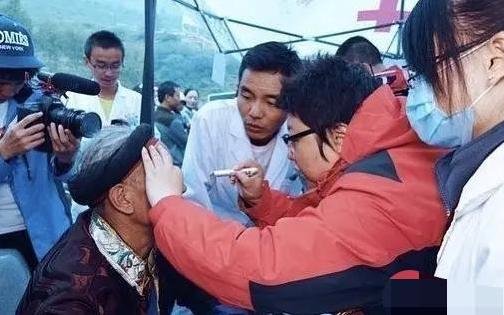 奶奶卖老冰棍,老奶奶卖雪糕帮助大山里的孩子