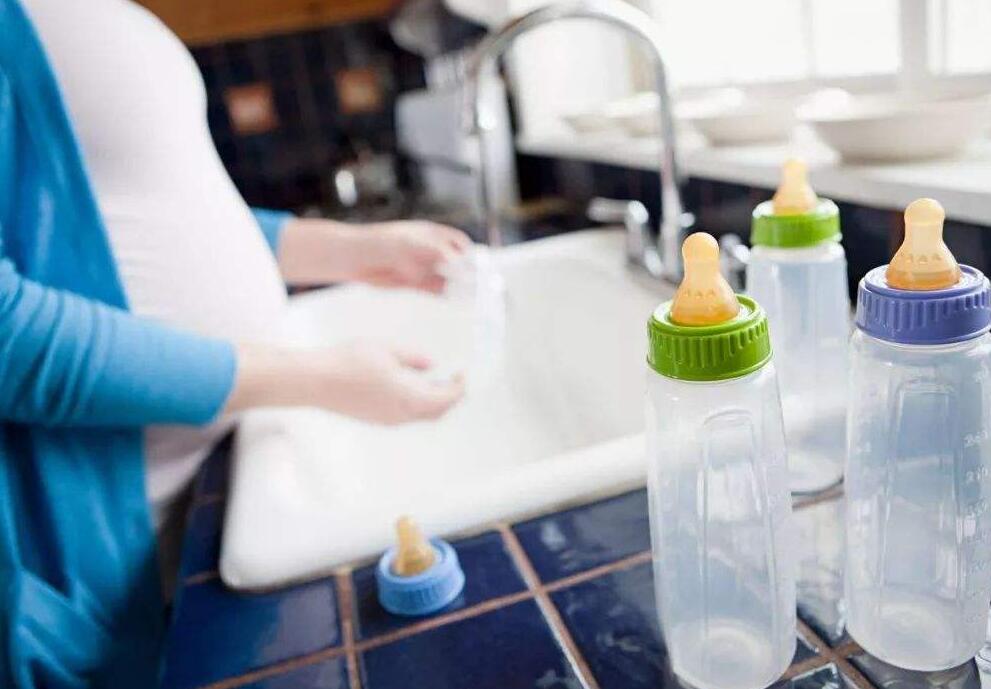 宝宝冲奶粉过程完整版,如何冲奶婴儿才不会胀气