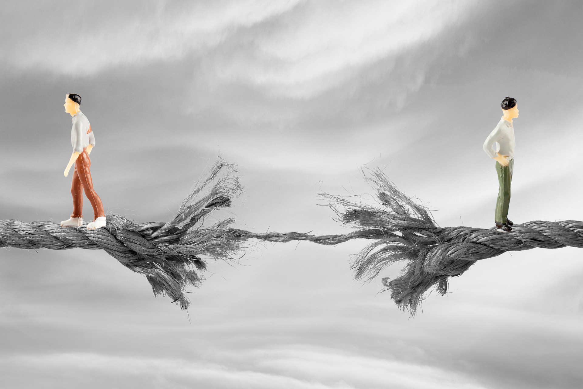 产假结束后未上班可以停发工资吗,产假结束没回岗需要承担社保吗