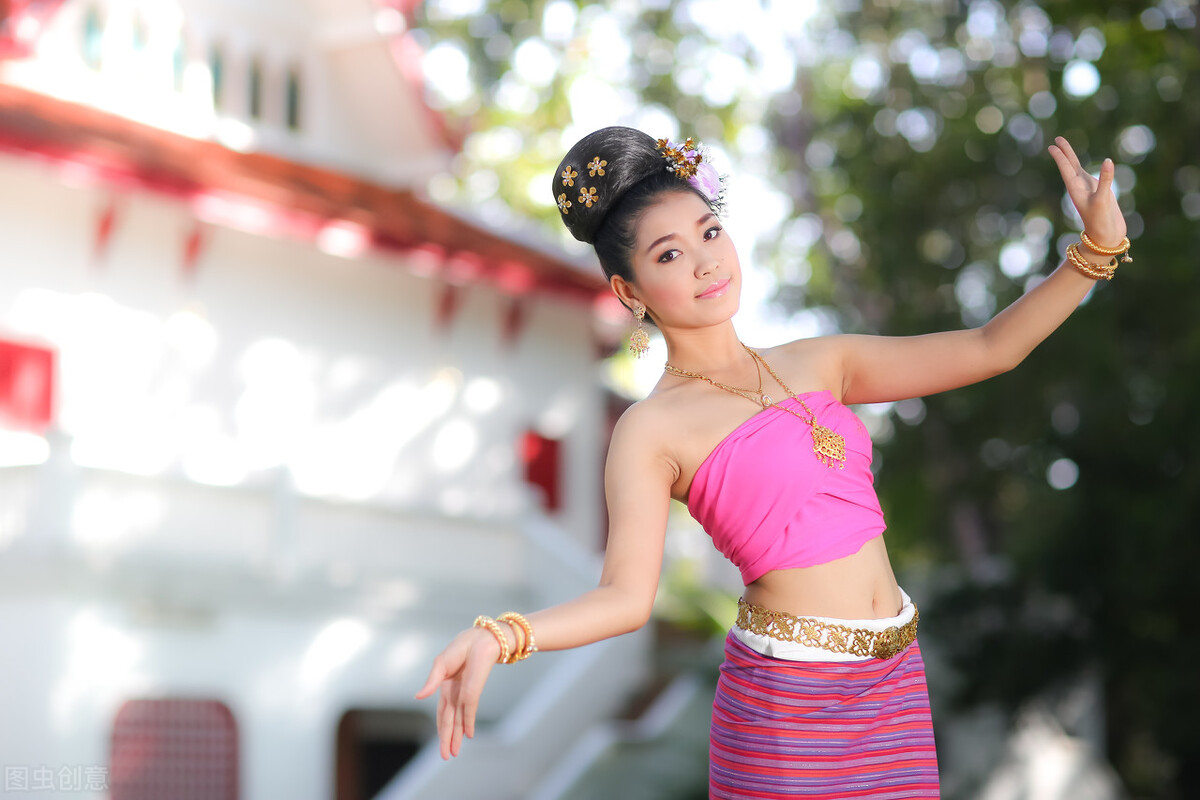 李说一出联之写深山古寺的上联“古寺悠悠，自在重云深处”求下联