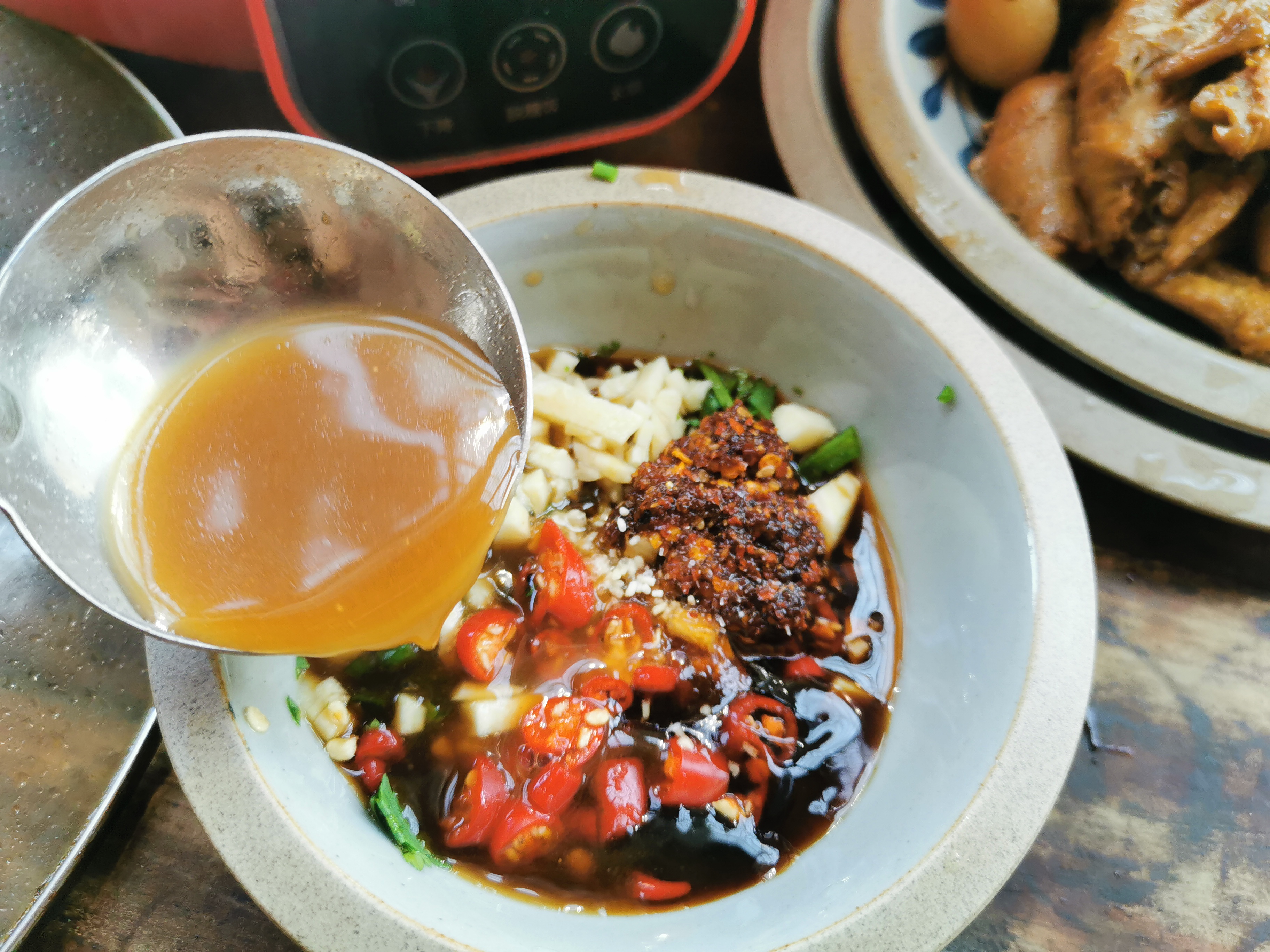 卤肉剩下汁子怎么做好吃,卤肉的汤汁怎么二次使用做面条