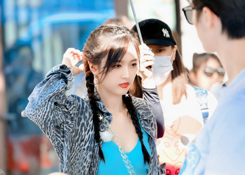 吴宣仪跳舞蝴蝶结短裙,吴宣仪穿粉色西装加粉色短裤