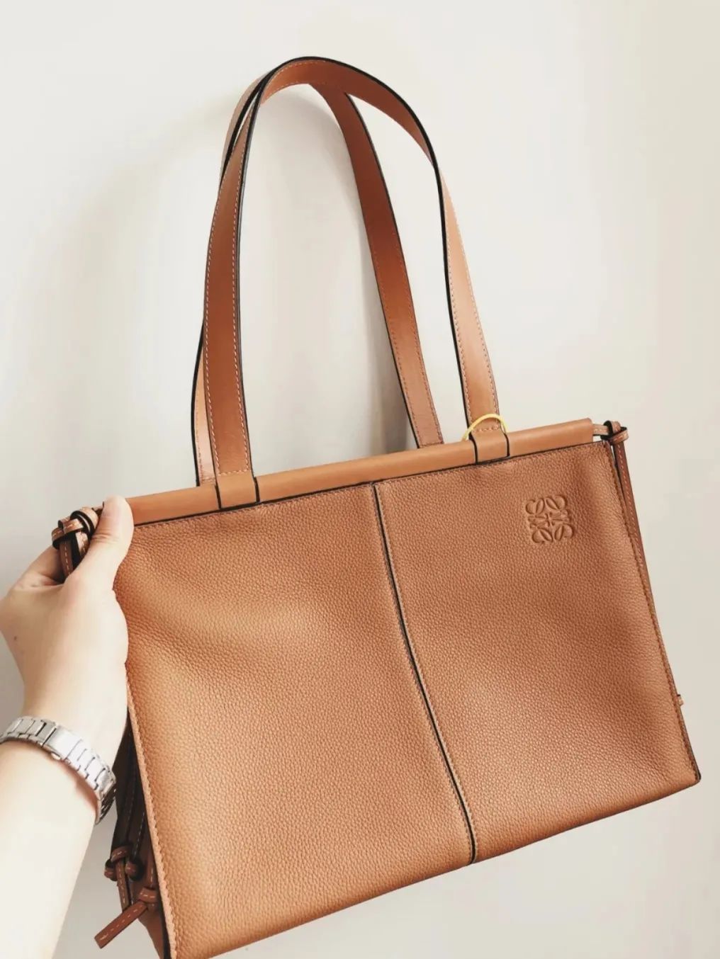 这才爆红一年就这么能“装”了?3w的包一背我都认不出来了…