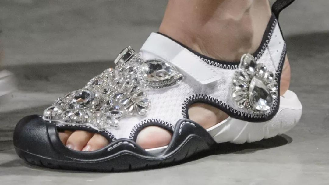 年入90亿，凌晨排队抢不到！史上最丑鞋王，为何突然爆火？