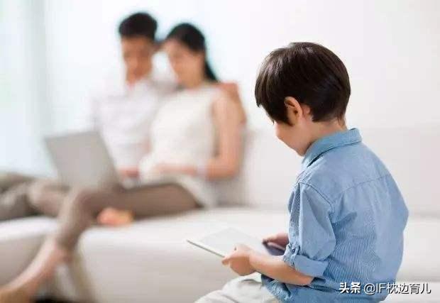 孩子整天玩手机看电视怎么办,孩子喜欢玩手机看电视怎么办