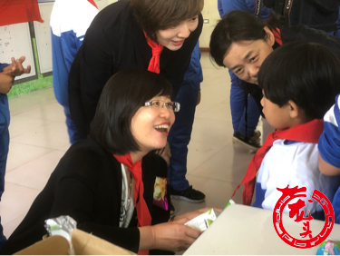 医护人员看望留守儿童,医护人员看望农村小孩