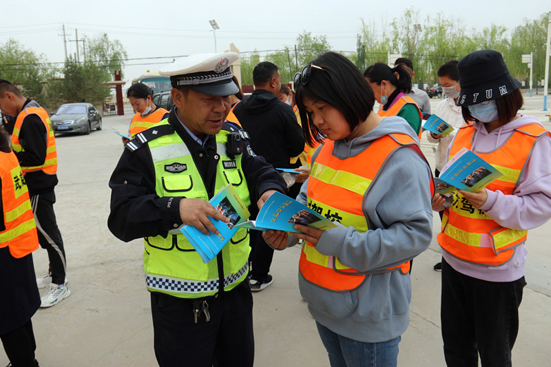 我为群众办实事丨民勤公安交警走进东方驾校开展“醉驾入刑十周年”、“一盔一带”交通安全及防电诈宣传活动
