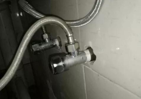 洗手盆塞子漏水妙招,洗手盆下pvc水管的接头漏水怎么办