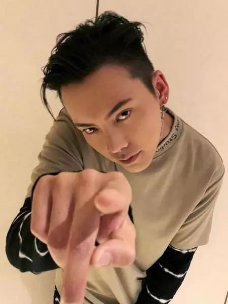 陈伟霆戴耳钉视频,陈伟霆黑色耳钉