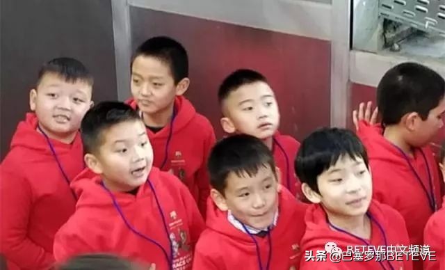 华人小球迷与梅西、苏亚雷斯等巴萨巨星共同庆祝新春佳节