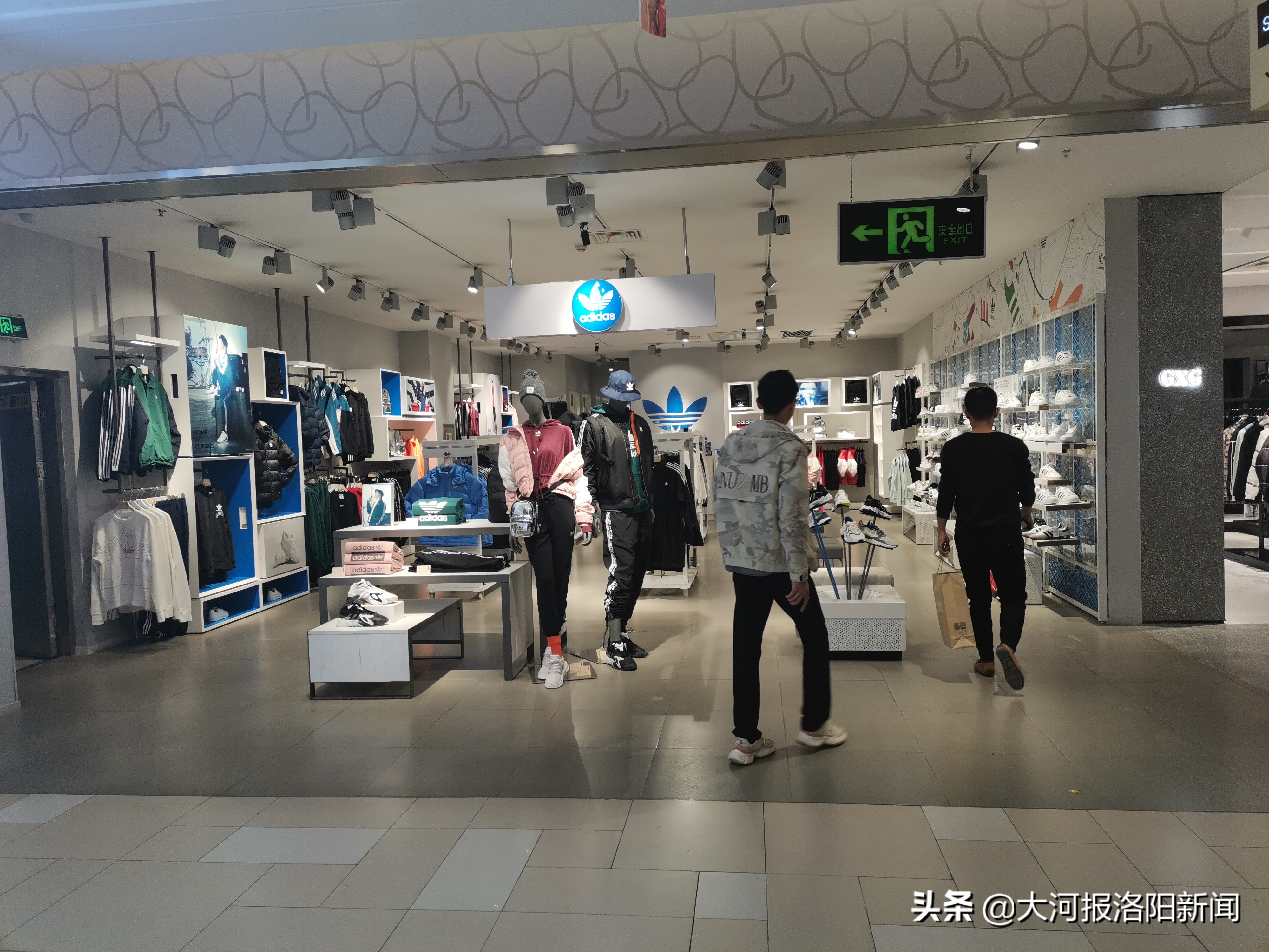 阿迪达斯男生运动鞋断码清仓处理,阿迪达斯三道杠维权