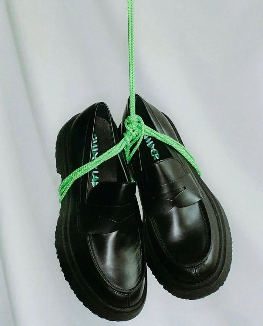 有买鞋焦虑的人看看它，让你的脚趾头也能穿上「极简」和「先锋」