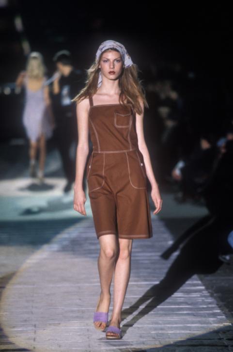 全球最撩超模！一双狐狸媚眼迷倒众生，爆红后却在乡下养鸡？