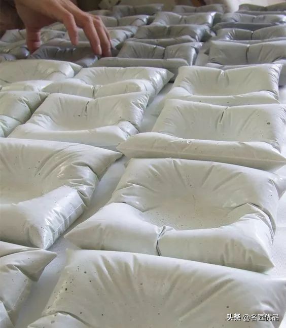 塑料旧手套,新买的手套被塑料和铁连在一起