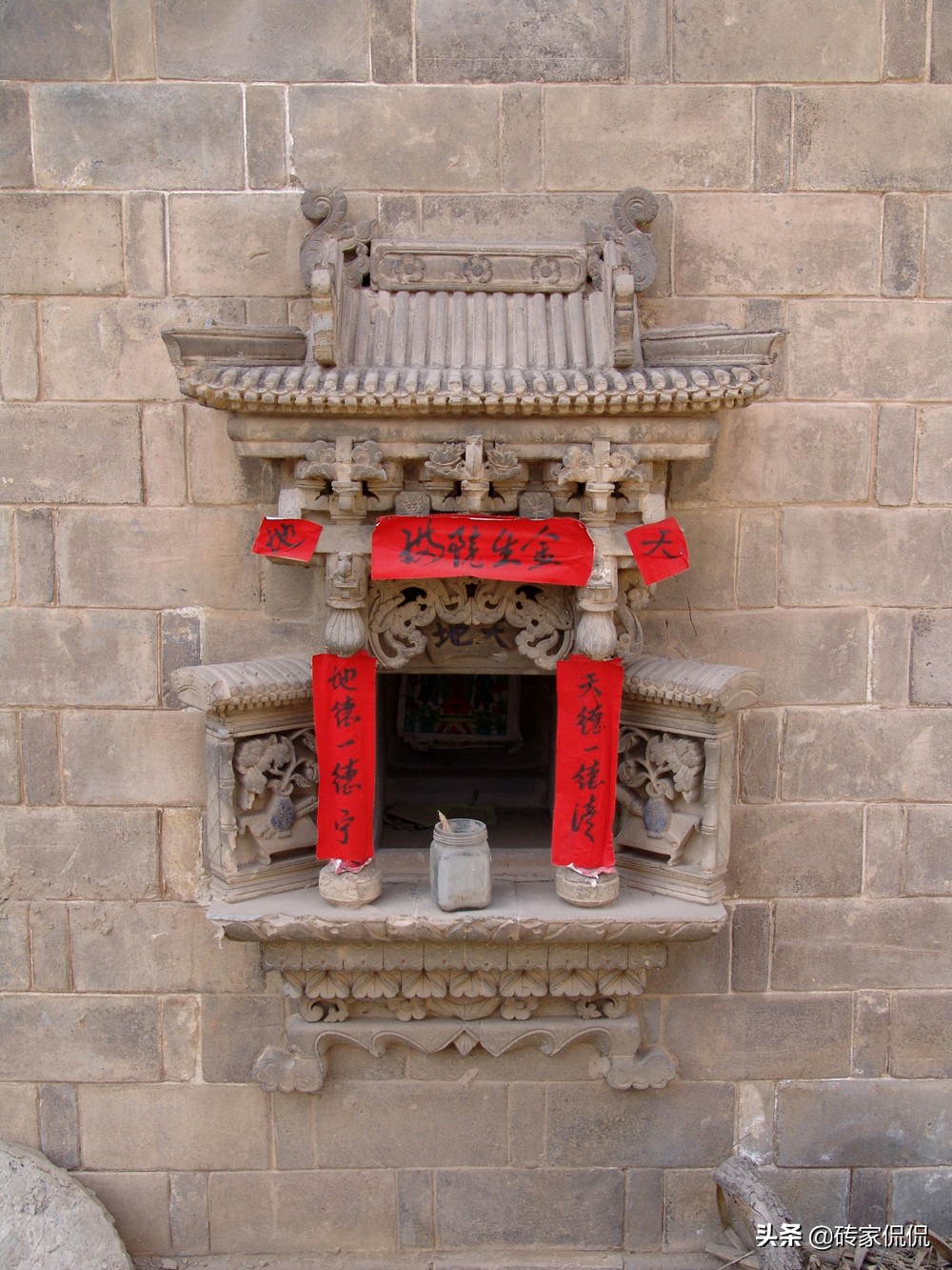 南方农村堂屋的神龛,中国北方民居院内的天爷地爷