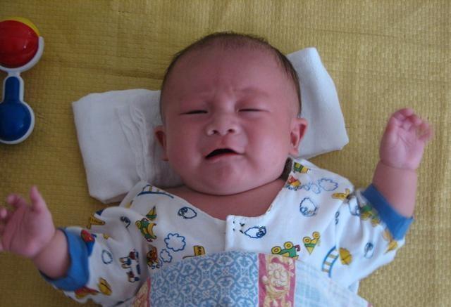 100天的孩子突然哭闹得厉害,0-5天小孩半夜哭闹