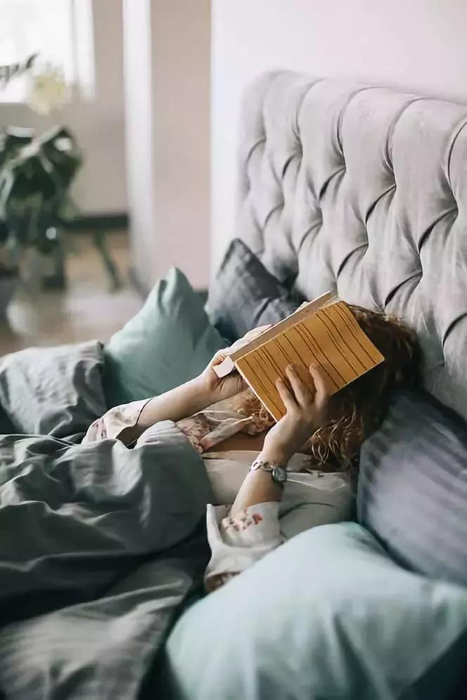 往脚上涂花露水会怎么样,花露水喷脚上有什么用