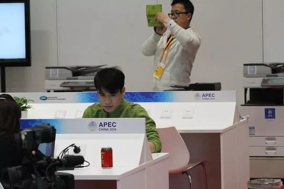 朝阳黄渤：从电视台裸辞成为百万大V，从无名小卒变成与麦迪并肩