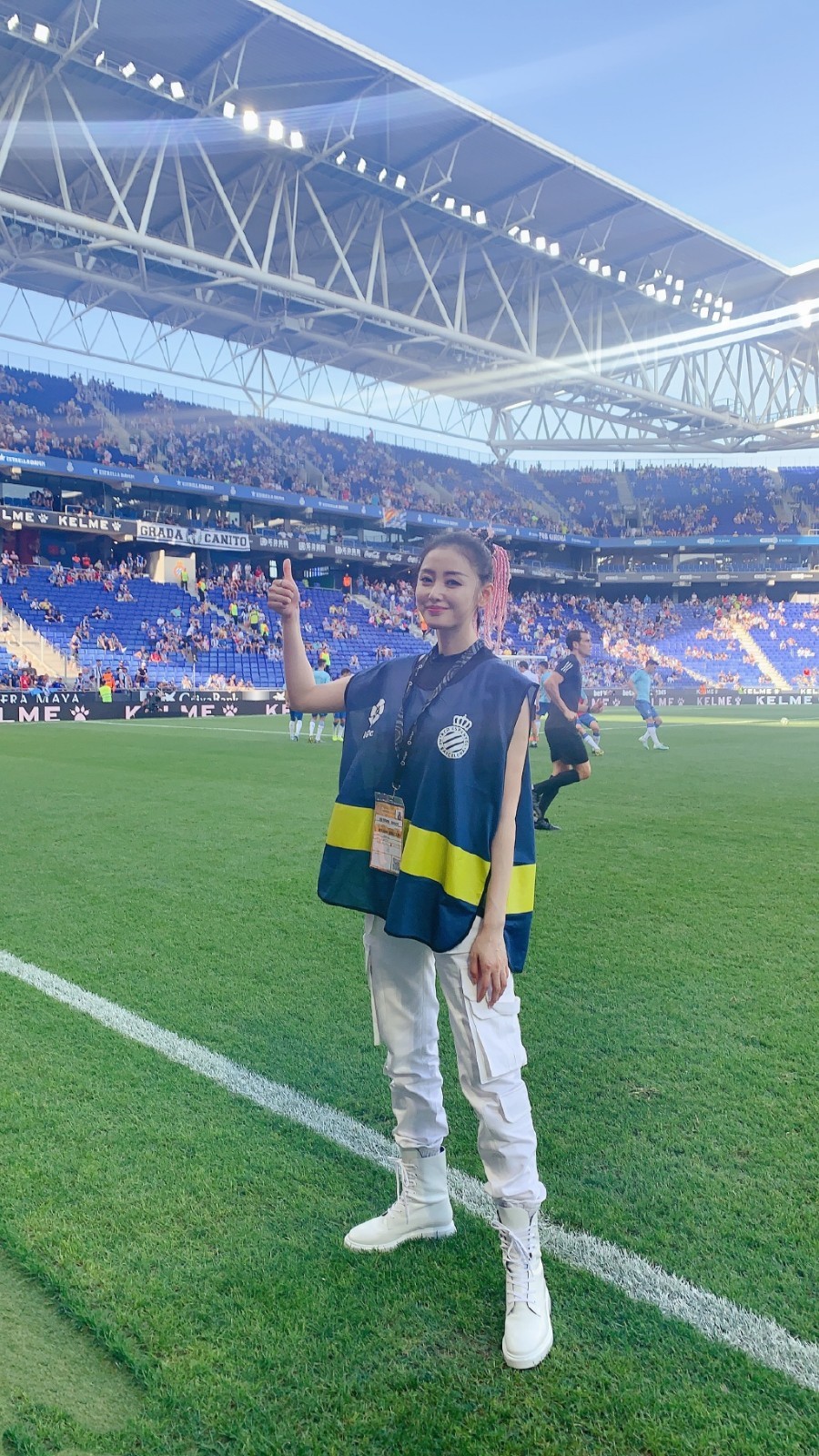 张天爱一身时髦装扮现身机场,张天爱穿运动服装图片