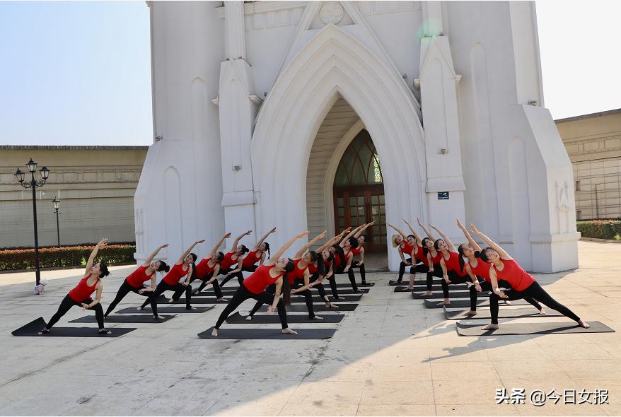 去晚安中国红木馆约会春天：体验瑜伽盛会，享受汉服风光