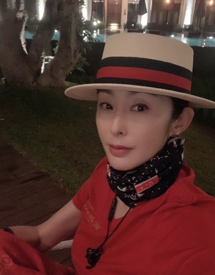 52岁张敏穿什么衣服好看,张敏礼帽