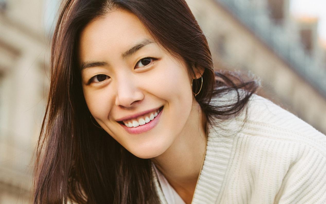 刘雯显腿长又时髦的烟管裤,粗腿的人穿什么样的裤子好看