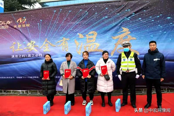 刚拿到驾照未满一个月可以陪练吗,驾校校长带学员