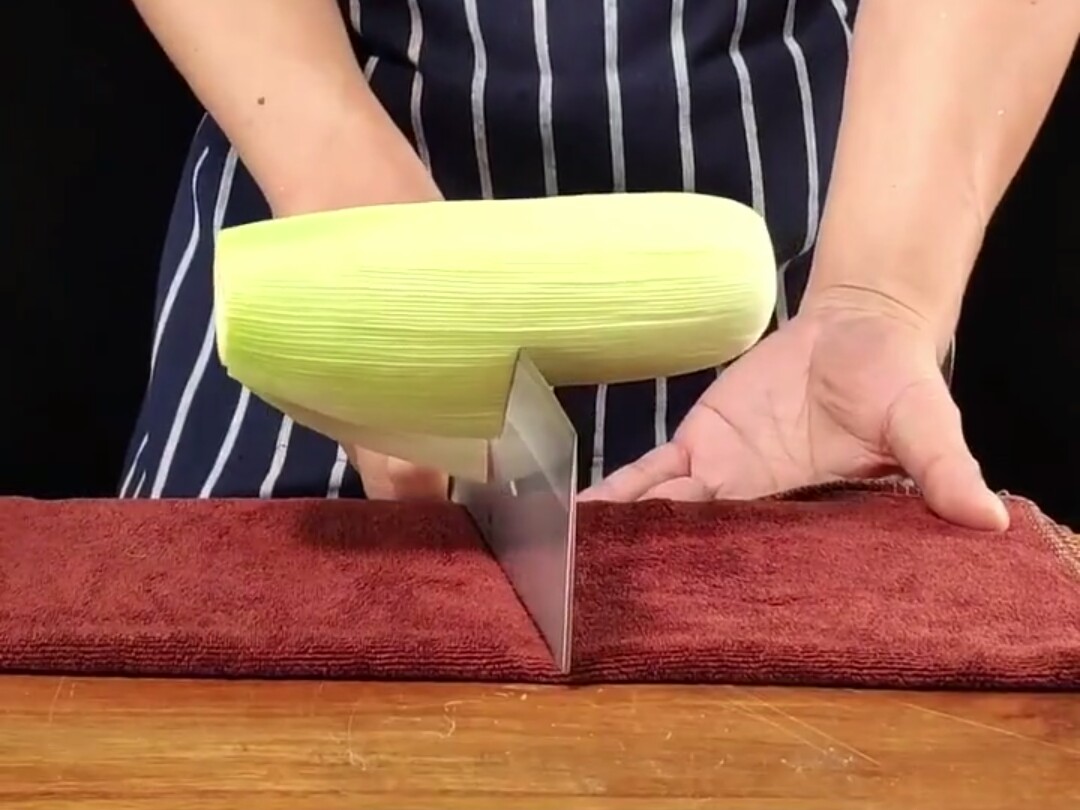 切玉米棒的妙招,切玉米小妙招爆款