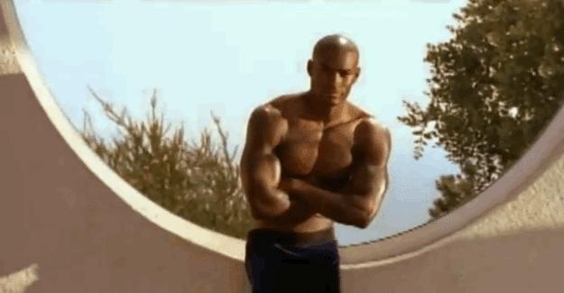 他是最成功的黑人男模，拥有四分之一中国血统，以健壮身材而闻名