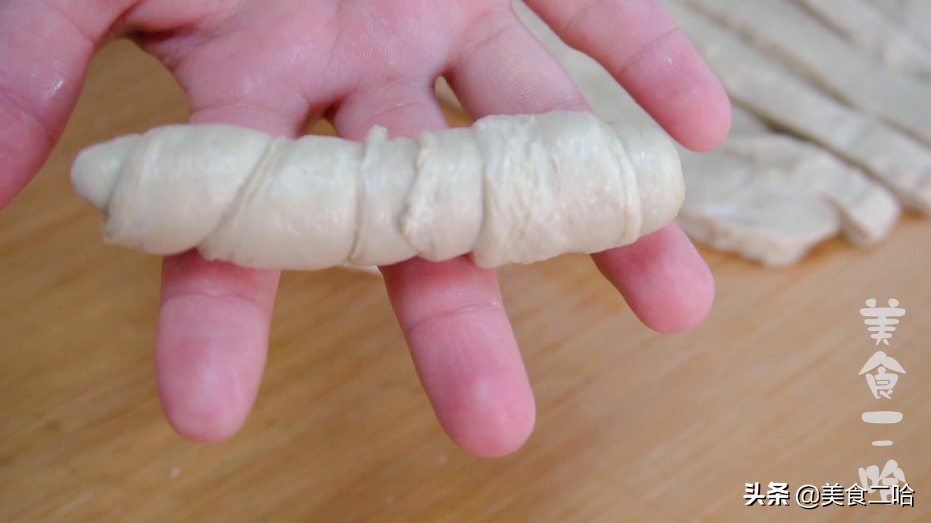 电饼铛烧烤面筋的做法全过程视频,烧烤摊烤面筋简易酱料配方