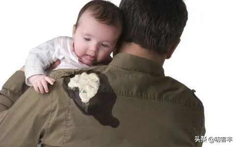 新生儿动不动就吐好多奶正常嘛,动不动就吐是什么原因