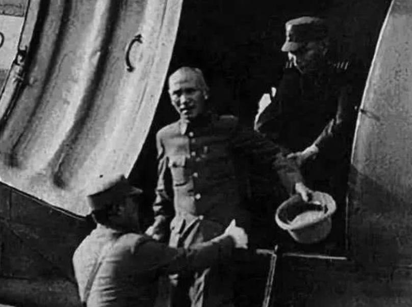 重庆谈判期间，毛主席一支烟让蒋介石后怕不已：此人不可轻视