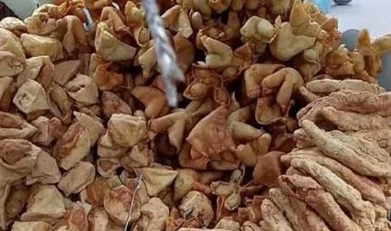 小伙街头卖小吃10元1个日卖400个,6旬大妈摆摊卖小吃一天卖300份