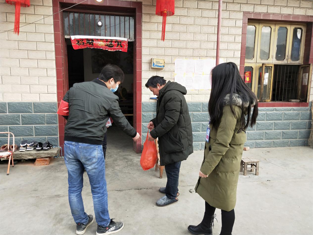 安徽巢湖：村干部当代购 微信群每天报菜名