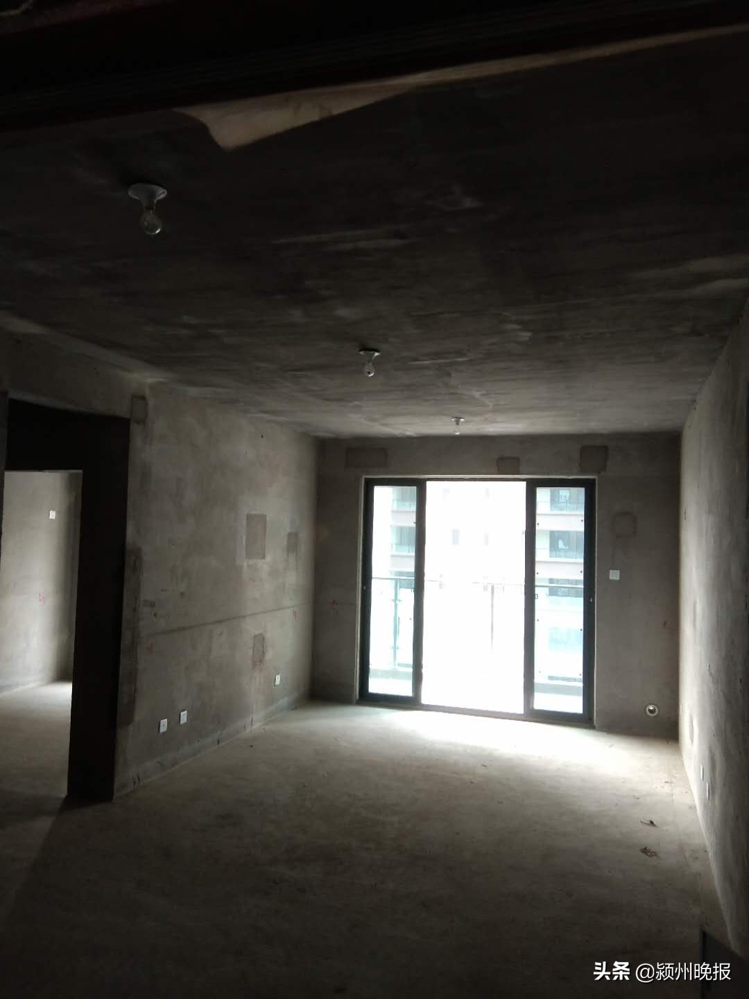 新买的房子屋顶下沉？开发商称是结构不平，属于正常情况，会积极与业主协商，事发临泉县华安城·御品园小区