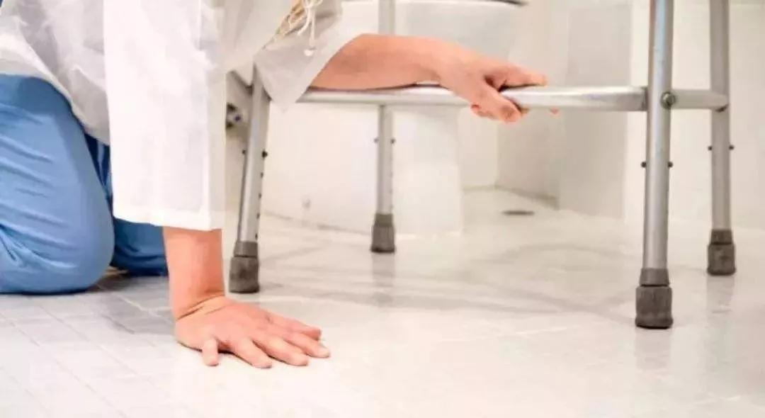 上班期间晕倒并磕伤算工伤吗,员工下班在单位上厕所摔伤