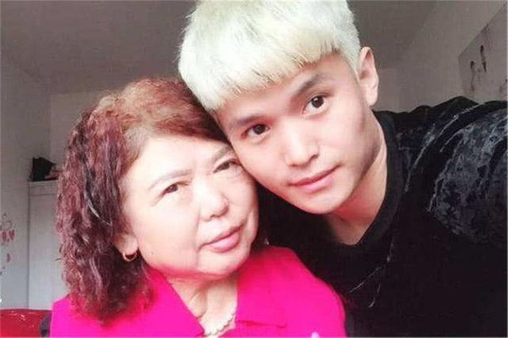 37岁差距的“奶孙恋”，本以为不会长久，看过照片后只剩祝福