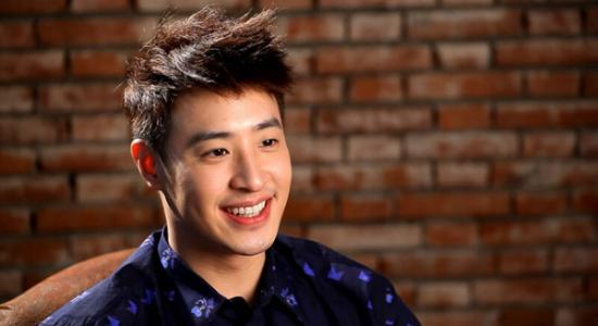 潘玮柏带小14岁娇妻现身机场,潘玮柏娶了一只鸡