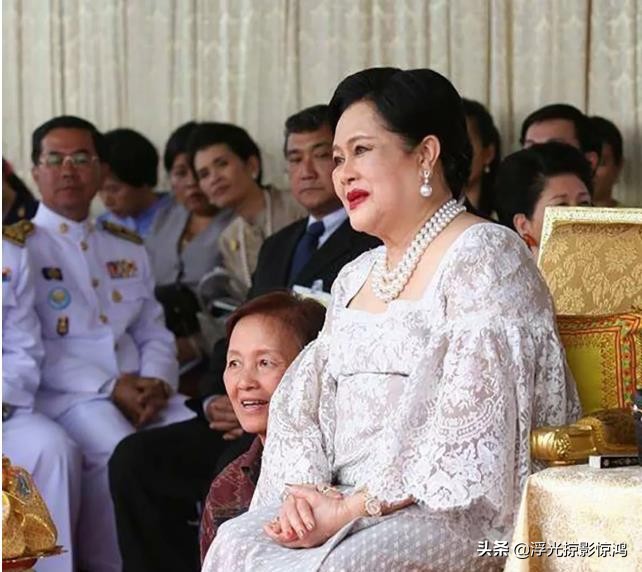 诗妮娜荣宠太甚，佩戴的宫廷绿宝石首饰，王太后诗丽吉都不曾碰过